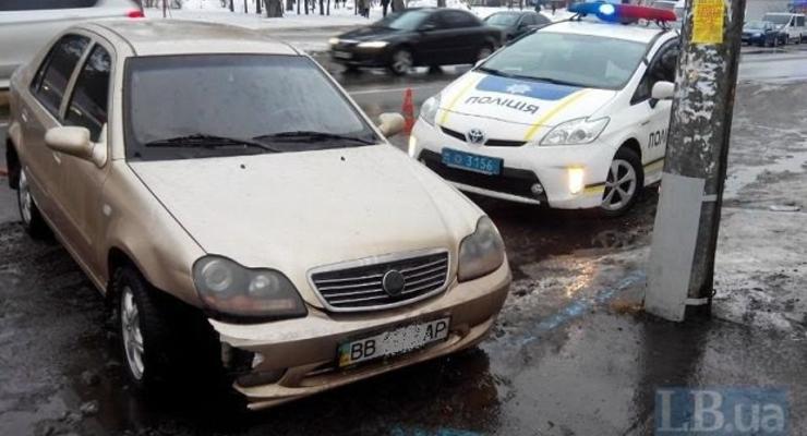 В Киеве водитель Volkswagen устроил ДТП и скрылся, сбив свидетеля
