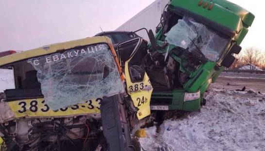 Под Киевом фура протаранила эвакуатор, грузивший машину