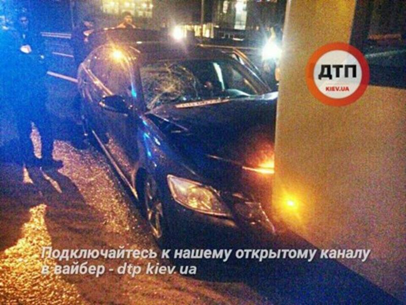 В Киеве Lexus взял на таран троллейбус / dtp.kiev.ua