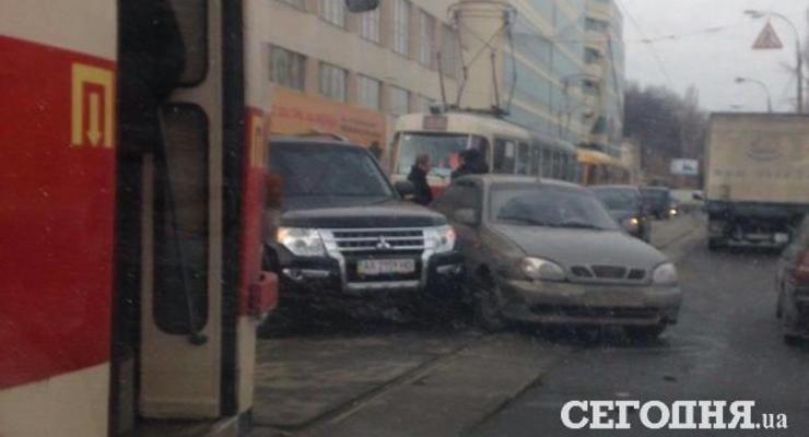 В Киеве более часа стояли трамваи из-за столкнувшихся на рельсах авто