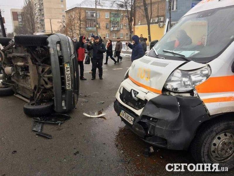В Киеве скорая столкнулась с Нивой / segodnya.ua