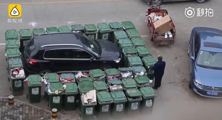 Дворник отомстил водителю, заблокировав авто 40 мусорниками