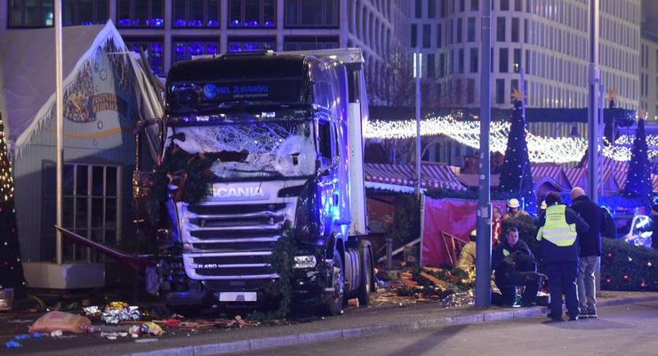 Грузовик врезался в толпу в Берлине: девять человек погибли, пострадали 50