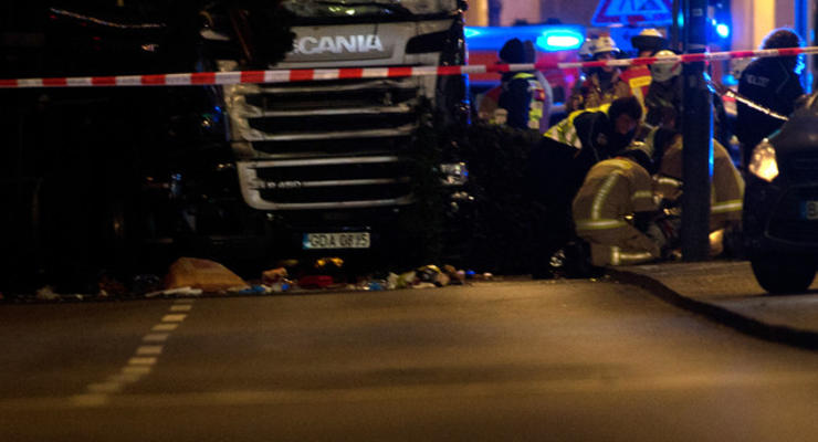 Фото с места теракта в Берлине, где грузовик врезался в толпу
