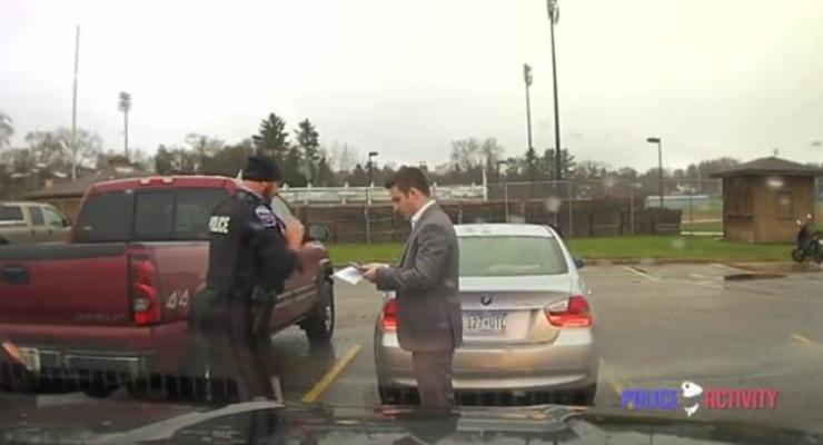Полицейский завязал галстук студенту, который превысил скорость