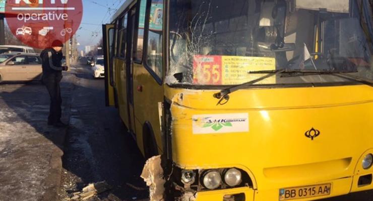 В Киеве спешивший куда-то по встречке микроавтобус протаранил маршрутку