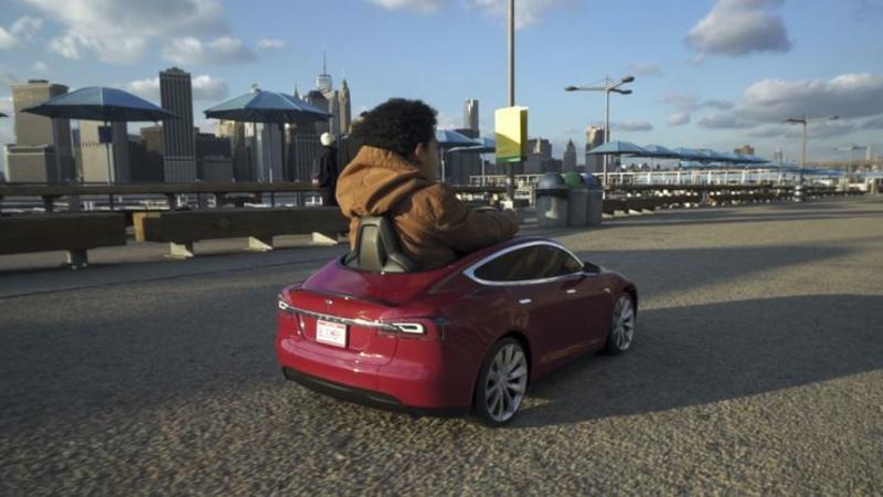 Tesla показала свое авто по цене смартфона