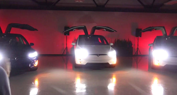 Машины Tesla научили делать рождественское световое шоу