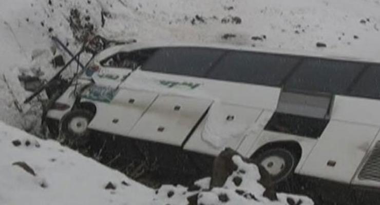 В Турции автобус слетел в пропасть, есть пострадавшие