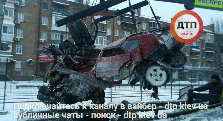 ДТП в Киеве: машину разорвало на части от удара об отбойник