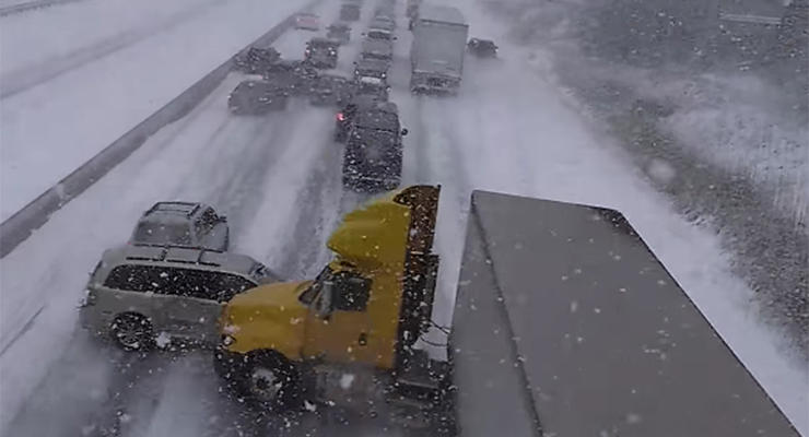 Около 100 авто попали в одно большое ДТП из-за снега