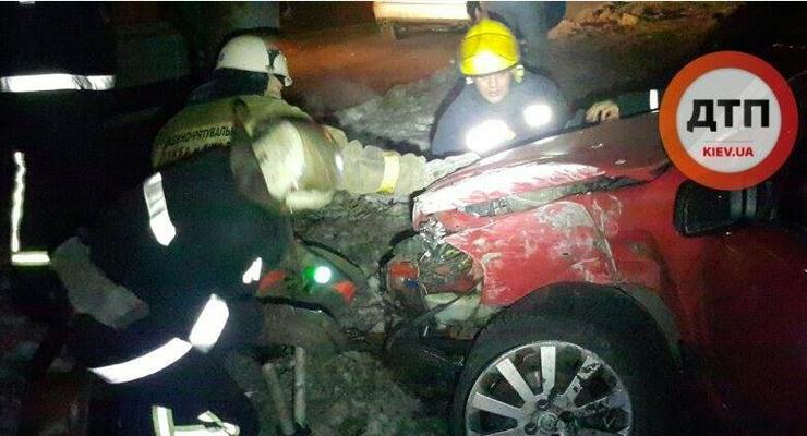 В Киеве Opel атаковал столб, водитель выжил