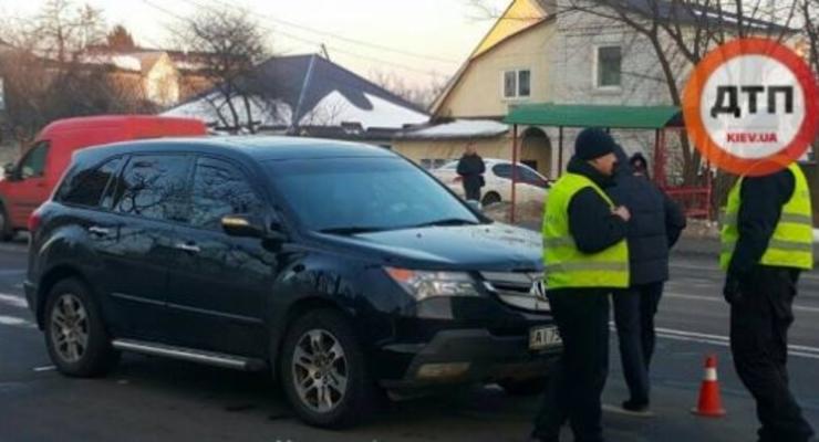 В Киеве внедорожник едва не убил трех школьниц на переходе