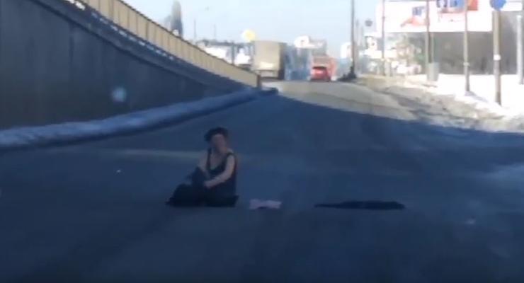 В Киеве полураздетая женщина каталась по дороге и билась головой об асфальт