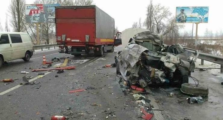 Под Киевом Opel врезался в отбойник и грузовик, водитель погиб