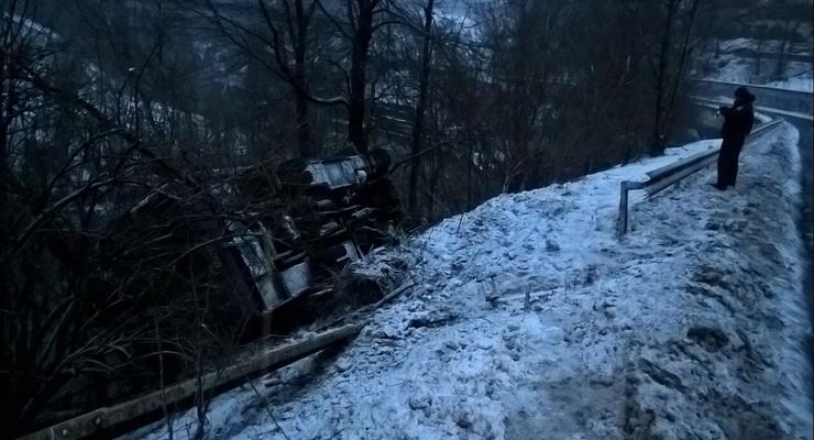 На Закарпатье сорвался в 15-метровый обрыв автобус с пассажирами