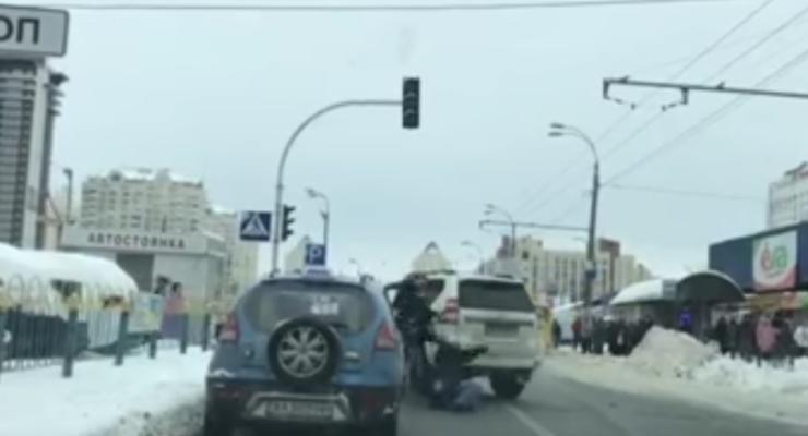 На Оболони в Киеве посреди дороги подрались водители