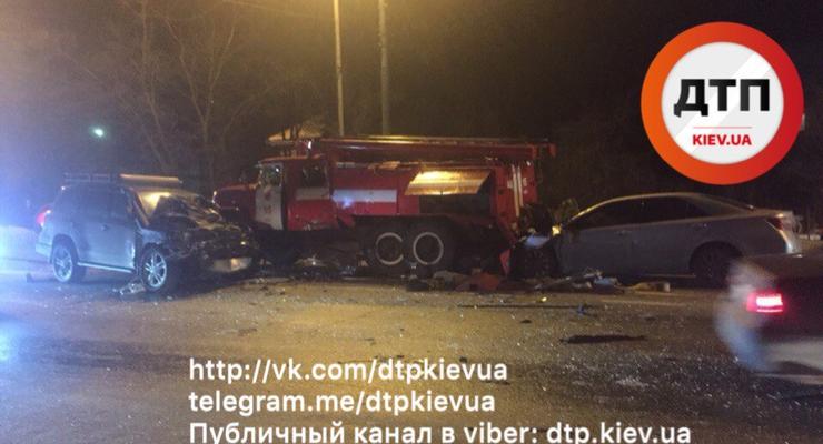 В Киеве произошло масштабное ДТП с участием пожарной машины