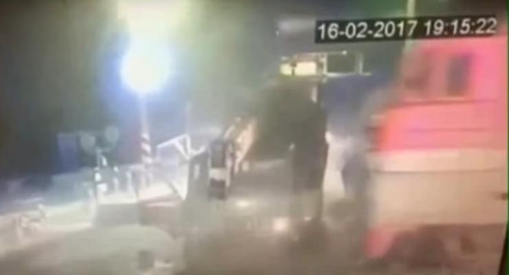 Страшное ДТП с поездом: водитель выскочил за секунду до столкновения