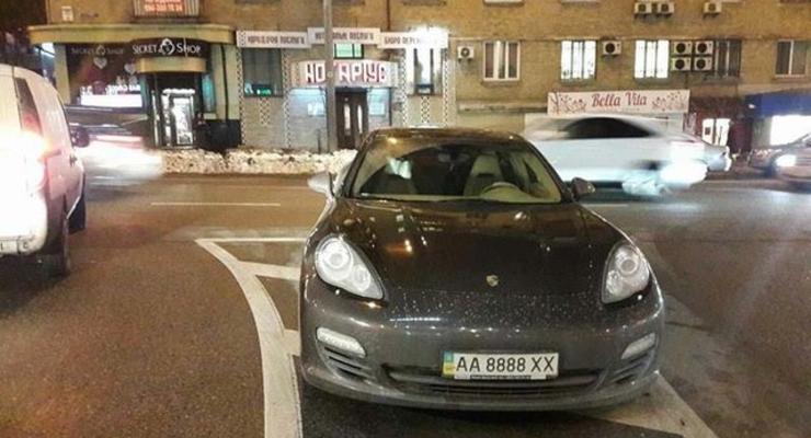 В центре Киева "мастер" парковки на Porsche спровоцировал ДТП