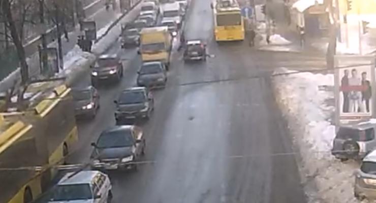 ДТП в центре Киева: камера засняла сальто пешехода-нарушителя