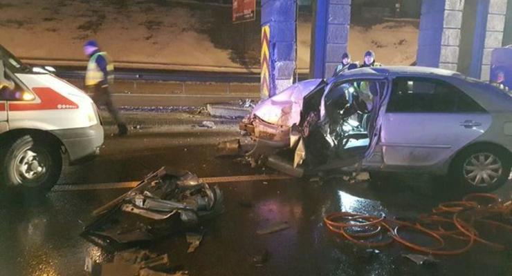 Жуткое ДТП в Киеве: Toyota протаранила опору моста