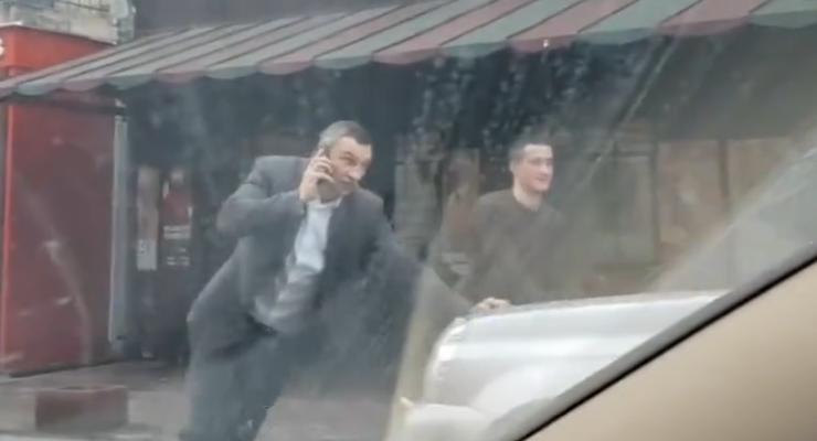 Будни мэра: Кличко одной левой толкает машину в центре Киева