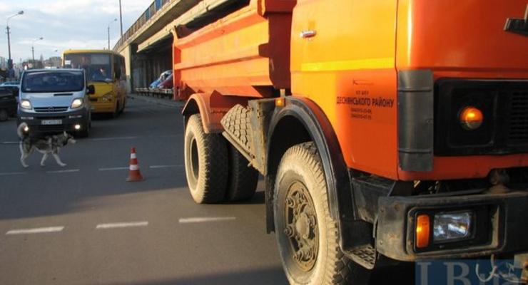 В Киеве грузовик коммунальщиков насмерть сбил женщину