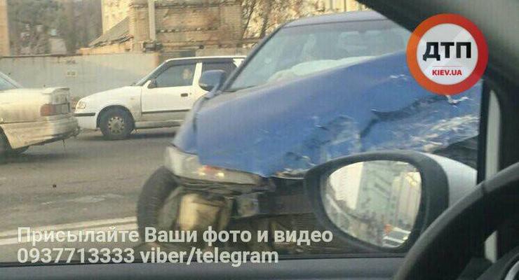 Лобовое ДТП в Киеве: автомобиль вылетел на встречку