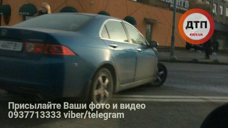 Лобовое ДТП в Киеве: автомобиль вылетел на встречку / dtp.kiev.ua