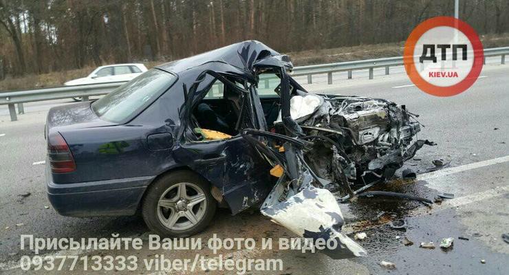 Жуткое ДТП под Киевом: Mercedes влетел в опоры моста