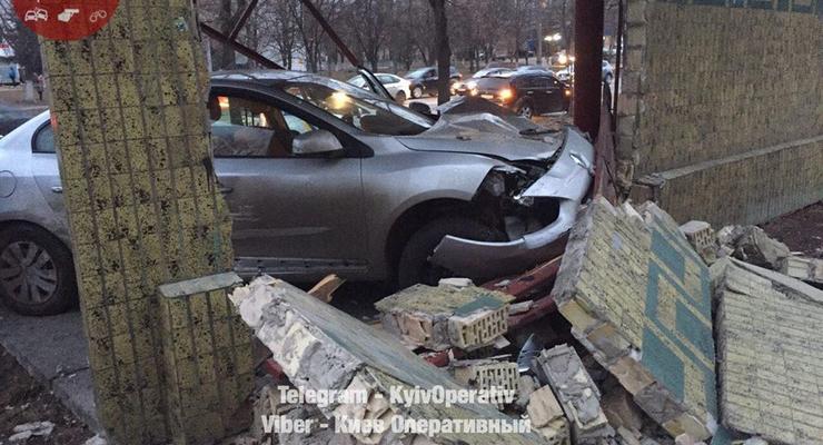 В Киеве Renault снес автобусную остановку