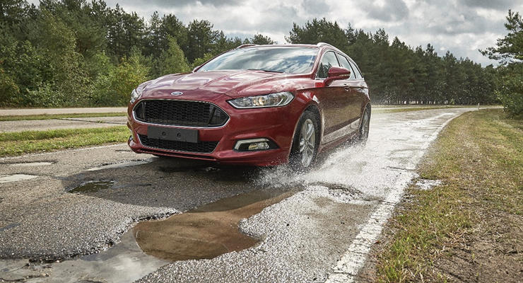 Автомобили Ford будут предупреждать о ямах на дороге