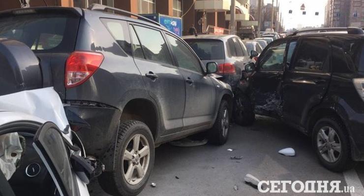 Масштабное ДТП в Киеве: разбиты четыре авто, есть пострадавшие