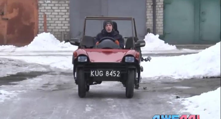 Украинцы создали необычный автомобиль из двух скутеров