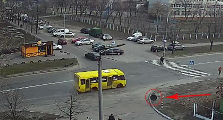 У киевской маршрутки на ходу оторвалось колесо