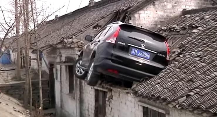В Китае Honda заехала на крышу дома