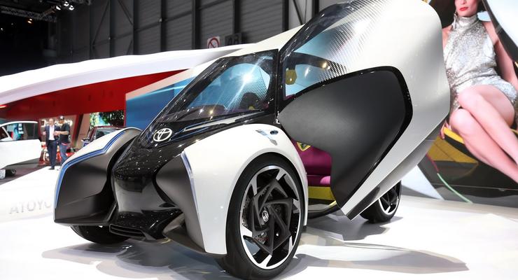 Toyota показала трехколесный электрокар без руля и педалей