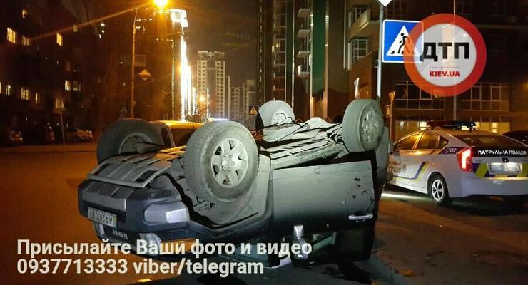 В Киеве Citroen опрокинул на крышу Toyota: есть пострадавшие