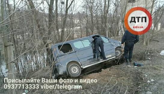 Пьяное ДТП в Киеве: водитель Opel слетел в обрыв и вылетел из окна микроавтобуса