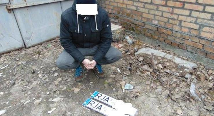 В Киеве поймали охотника за номерами: вор оставлял водителям записки