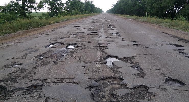 Ситуация с ямами на дорогах худшая за последнее время - Укравтодор