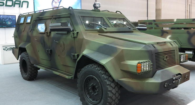 В Украине показали новые автомобили для военных
