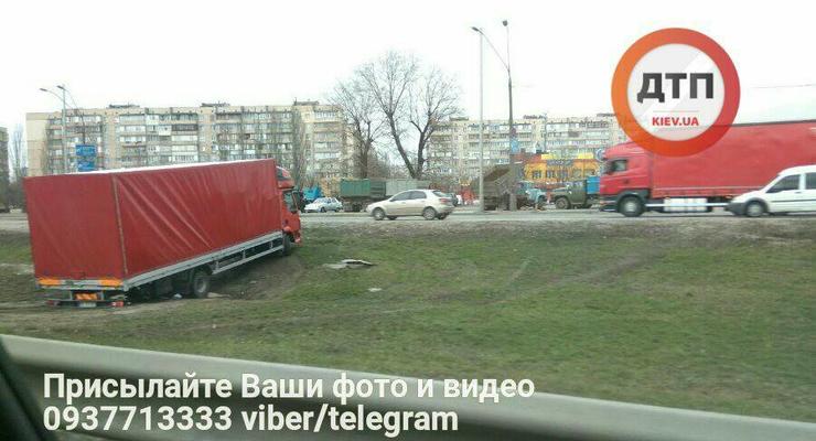 В Киеве автохам на грузовике решил срезать и застрял в яме