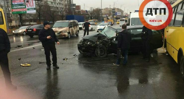 В Киеве легковушка влетела в маршрутку: есть пострадавшие