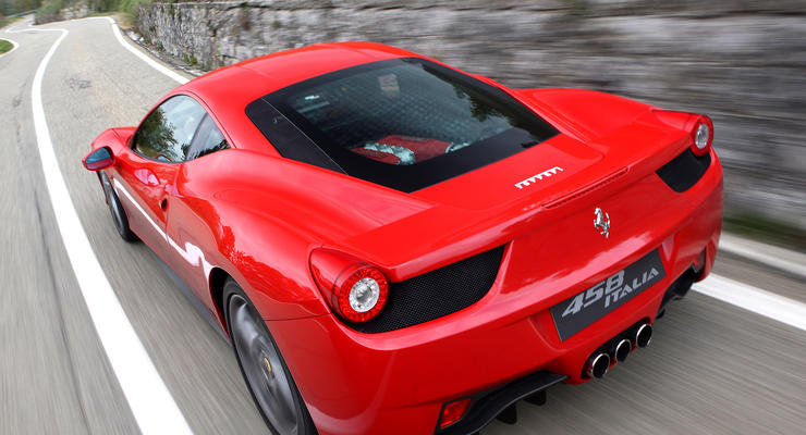 Владелец Ferrari получит 12 тысяч долларов из-за ямы на дороге