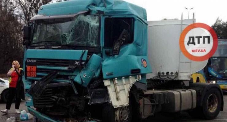 Под Киевом разбились два грузовика, есть пострадавшие