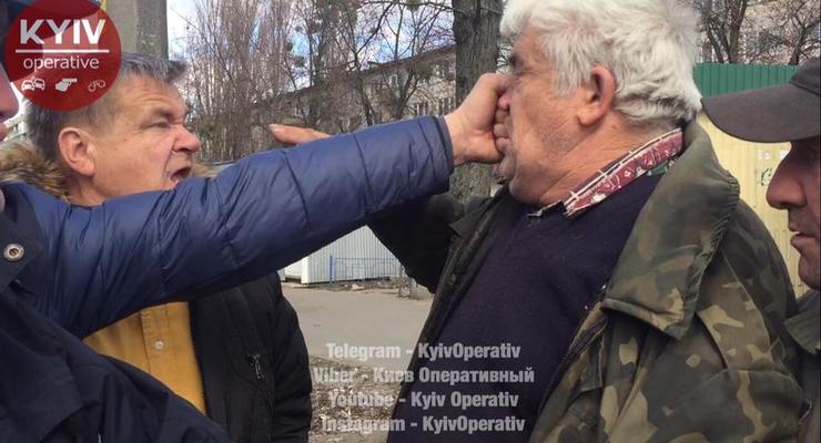 В Киеве устроили самосуд над пьяным в стельку таксистом