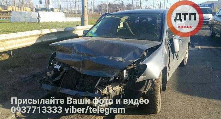 В Киеве водитель разбил иномарку из-за дорожного ремонта