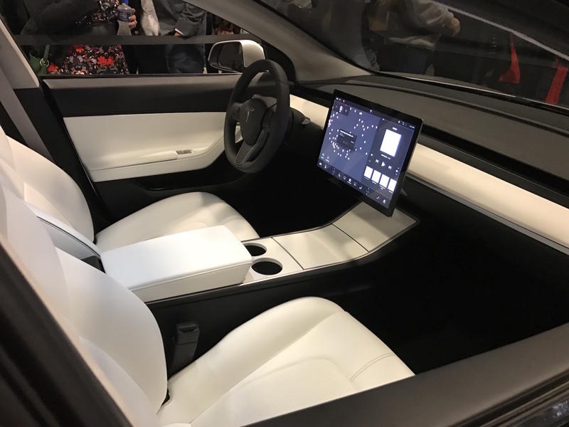 Tesla Model 3: что известно о первом массовом электромобиле